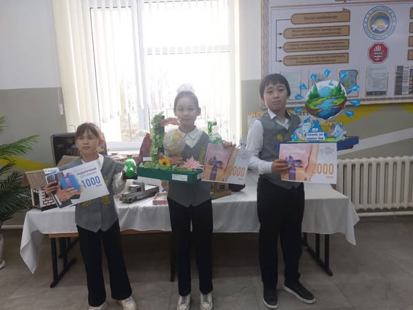 "Жас Ұлан" ұйымы мен көркем еңбек пәнінің мұғалімдері  "ДАРМАРКА"  заттарға екінші өмір сыйла  атты көрме ұйымдастырды
